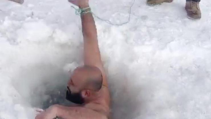 İki Lübnan vatandaşı, Çıldır Gölünde Eskimo usulü balık avlanan delikten içeri daldı