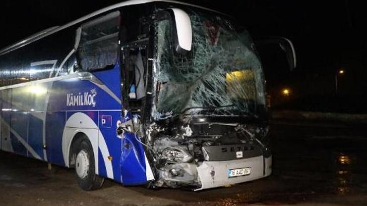 Bursada, yolcu otobüsü ile iki TIR çarpıştı: 2 yaralı