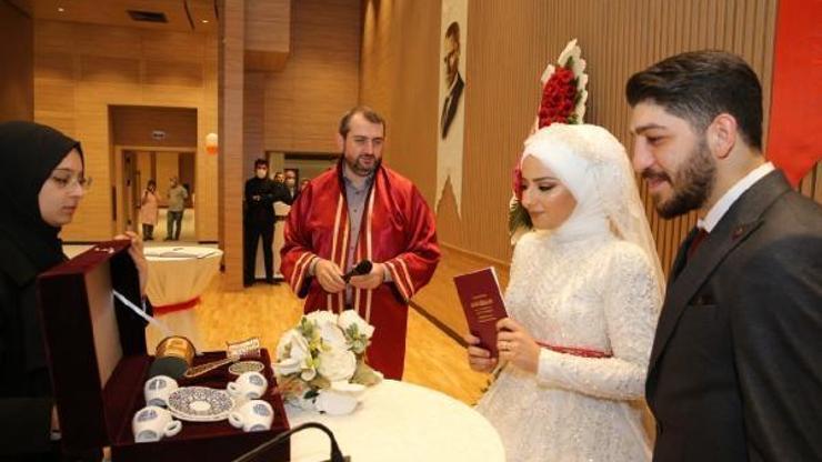 Başkan Demir’den Güngören’de evlenen çiftlere hediye