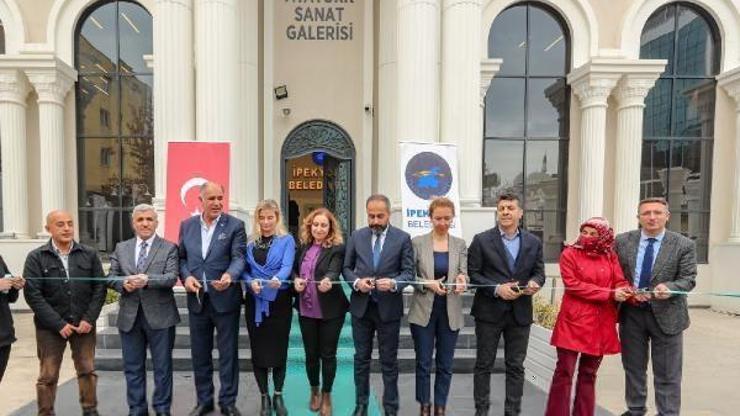 Rus ressam Tatiananın eserleri Vanda sergilendi