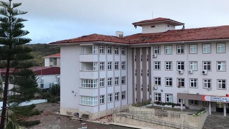 Alanyada hortumda zarar gören okulda öğrenci yaralandı