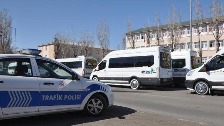Kars’ta servis sürücülerinden konvoylu zam eylemi