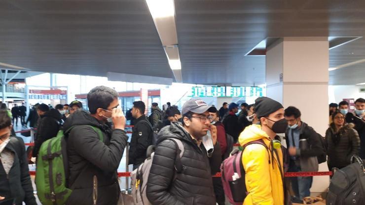 Ukraynada mahsur kalan 230 Pakistanlı öğrenci ülkelerine ulaştı