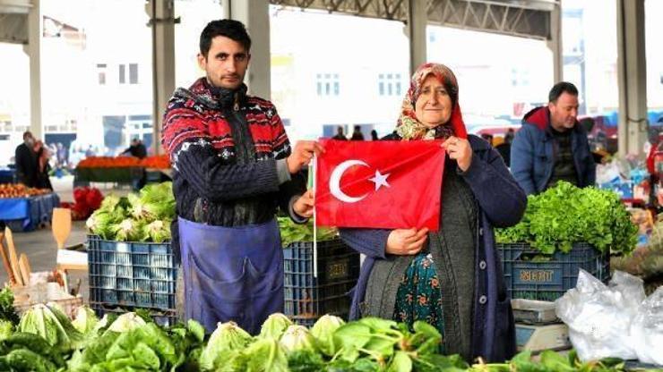 Aksaray’da esnaf ve vatandaşlardan İstiklal Marşı duyarlılığı
