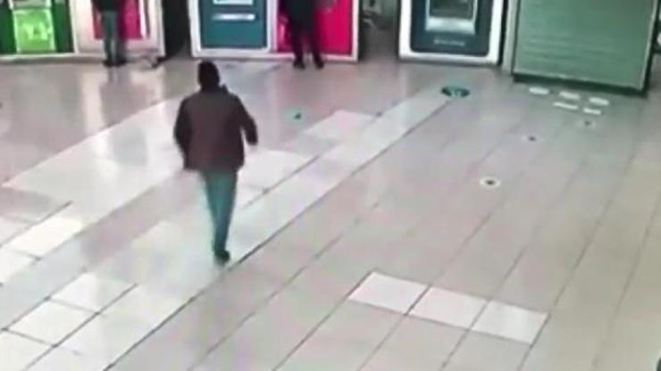 ATM önü dolandırıcısı kameraya yakalandı