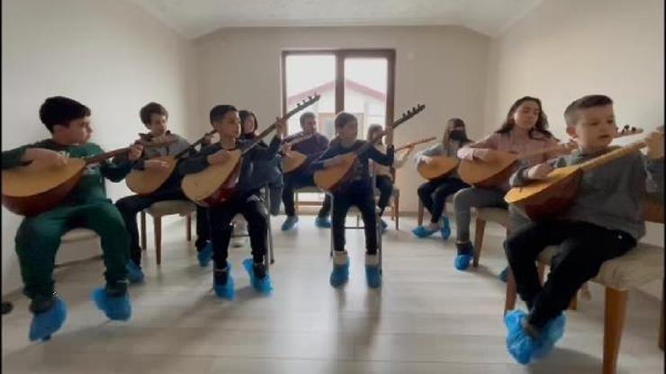 Çanakkale Türküsünü bağlama çalarak söylediler