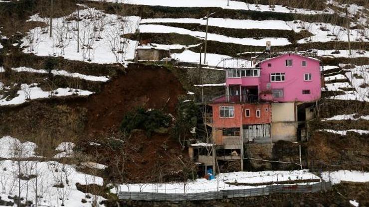 Köprübaşı’nda fındık bahçesinde heyelan