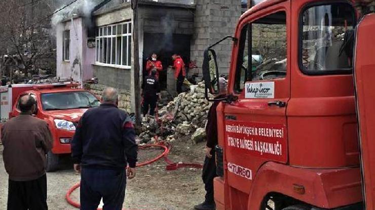 Elektrikten çıkan yangında ev kullanılamaz hale geldi
