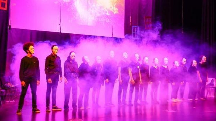 Başakşehir’de genç tiyatrocular ödüllerini aldı