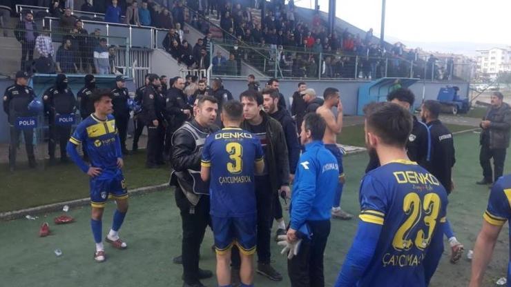 Maç sonrası polisle futbolcular birbirine girdi