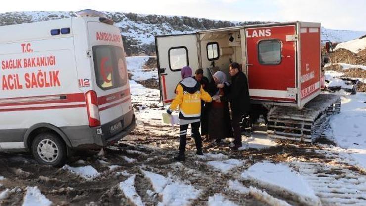Kardan yolu kapanan köylerdeki hastaların yardımına paletli araçlarla gittiler