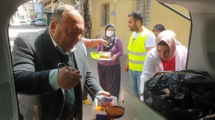 Kadirli Belediyesi 5 bin kişiye 3 çeşit sıcak yemek götürüyor