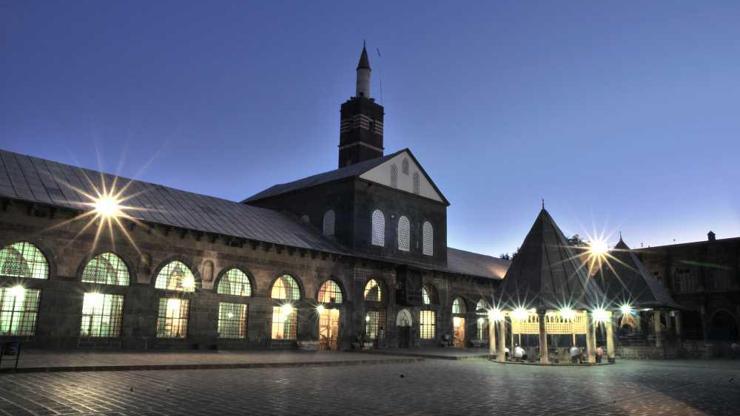 Bugün Diyarbakır iftar ve sahur vakti saat kaçta Diyarbakır iftar saati 5 Nisan 2022… Sahur İftar vakitleri Diyarbakır Diyanet imsakiye