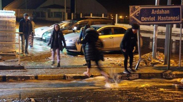 Ardahanda sağanak; yollar su altında kaldı