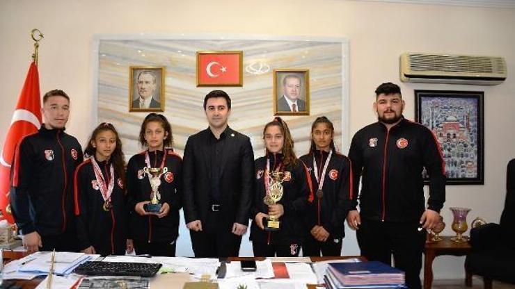 Genç güreşçilerden Manyas Kaymakamı Çelik’e ziyaret