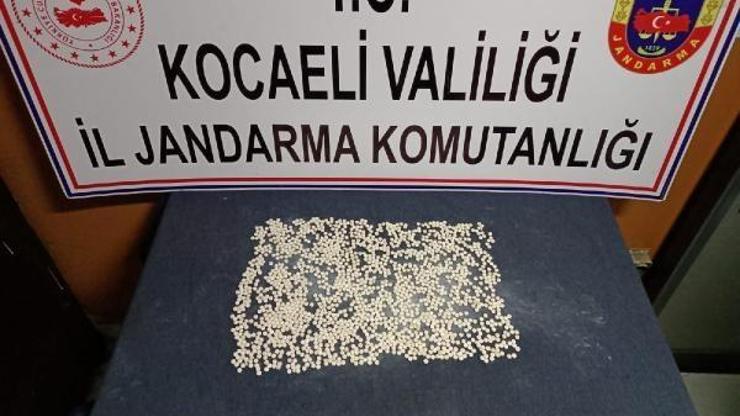Bin 827 tane uyuşturucu hapla yakalandılar