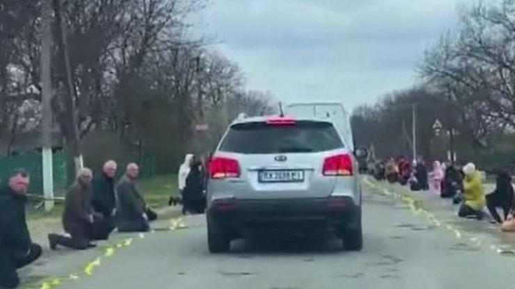 Ukraynalılardan ölen askerleri diz çökerek uğurladı