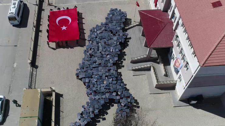 653 öğrenci, Atatürkün Kocatepede çekilen fotoğrafının koreografisini yaptı