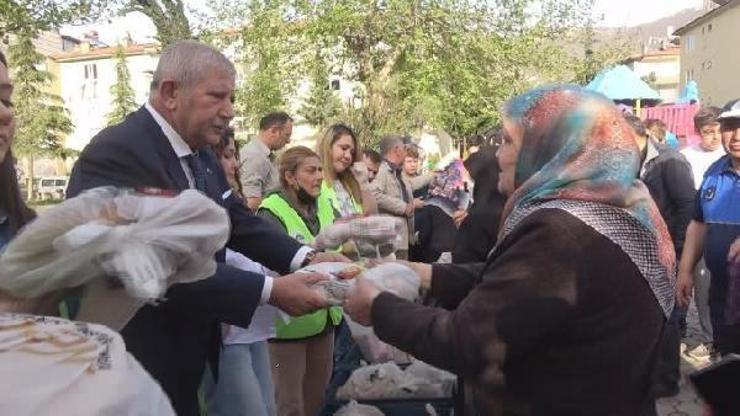 Amasya’da vatandaşlara pide ikramı