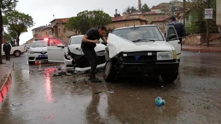 Kayseri’de iki otomobil çarpıştı: 3 yaralı