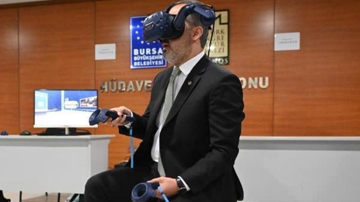 Aktaş, oturduğu yerden Paris Louvre Müzesini gezdi