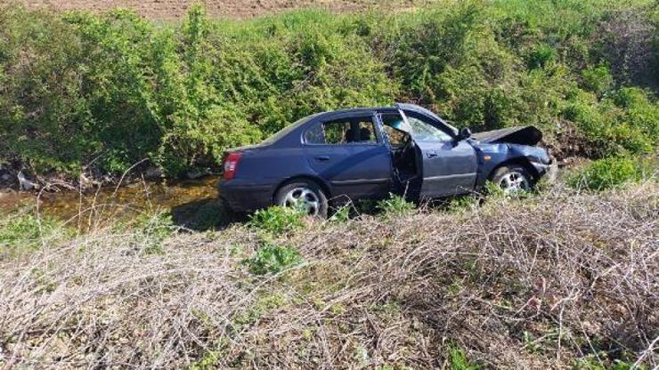 Kanala düşen otomobildeki 2 kişi yaralandı