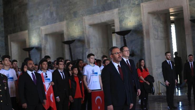 Bakan Kasapoğlu Anıtkabir’i ziyaret etti