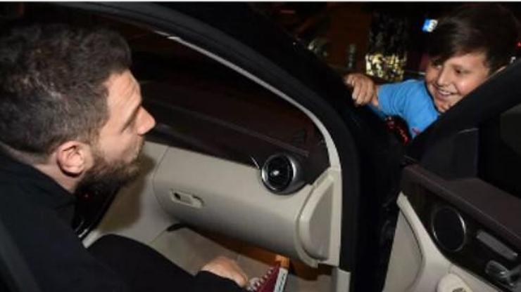 Çocuklar Uraz Kaygılaroğlu’nun yanına koştu