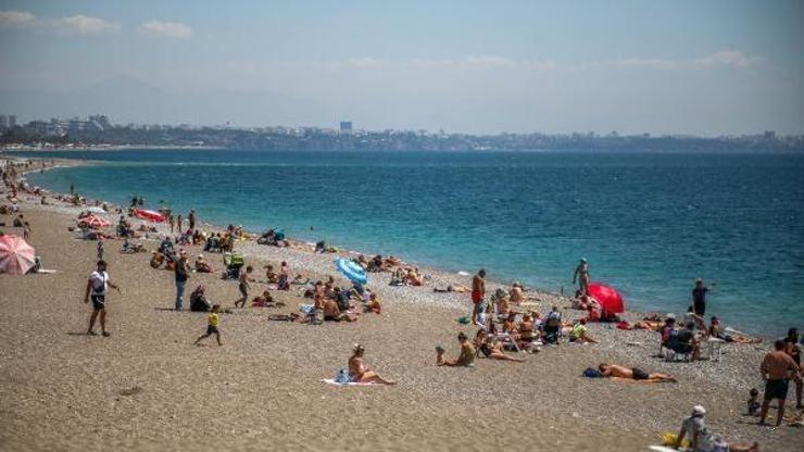 Antalyada tatilciler denize girip güneşlendi