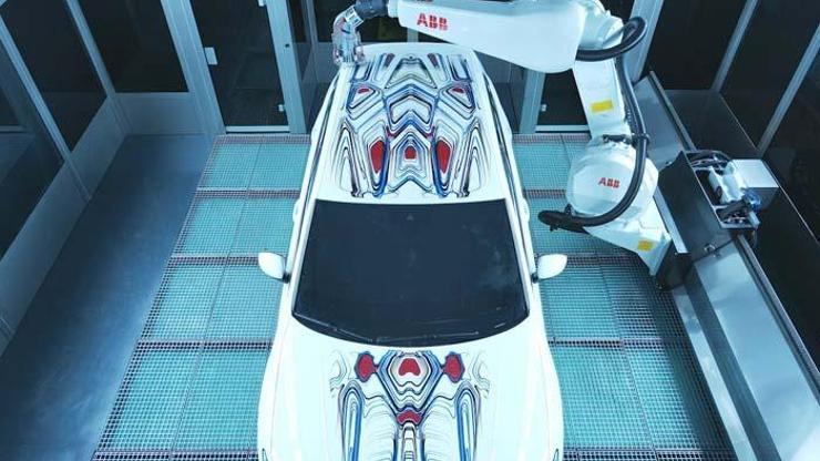 Robotla boyanmış sanat otomobili