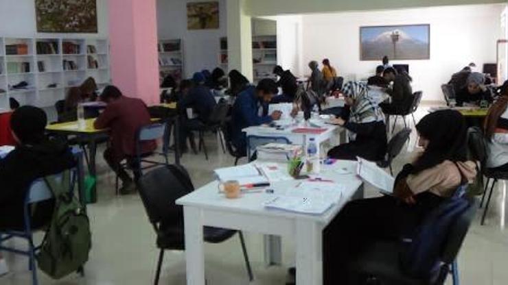 Ücretsiz çay ve kahve içip, LGS, KPSS, üniversite sınavlarına hazırlanıyorlar