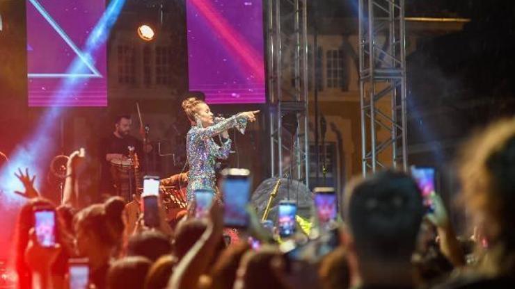 Adanada 19 Mayısa özel Derya Uluğ konseri
