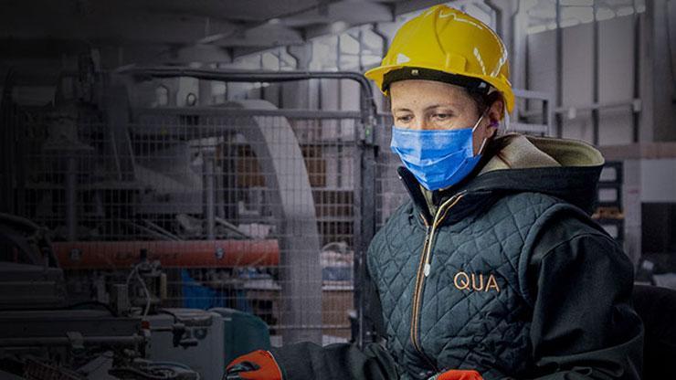 QUA Granite kadınlara sadece ofiste değil üretim sahasının her noktasında çalışma imkânı sunuyor