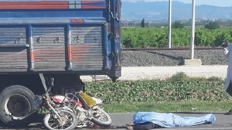Kamyona arkadan çarpan motosiklet sürücüsü öldü