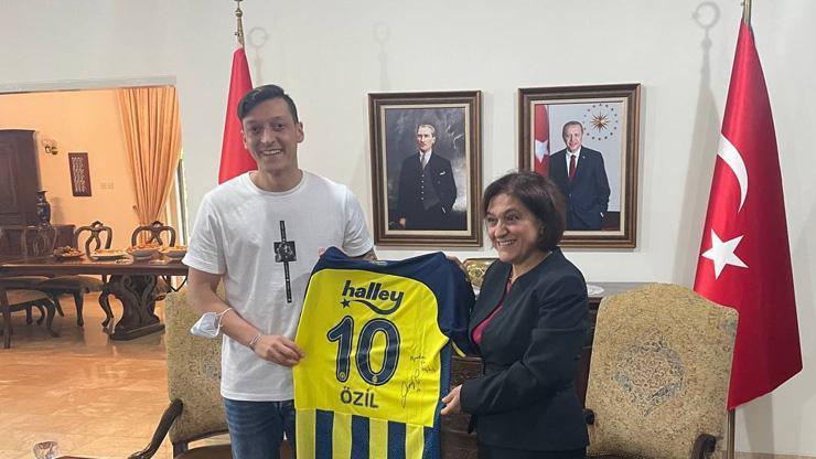 Son dakika... Mesut Özil, T.C. Cakarta Büyükelçiliğini ziyaret etti