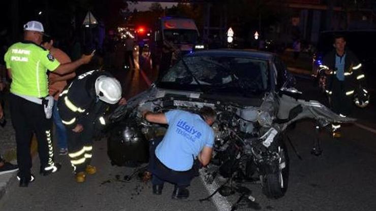 Direğe çarpan otomobilin motoru yerinden fırladı: 6 yaralı