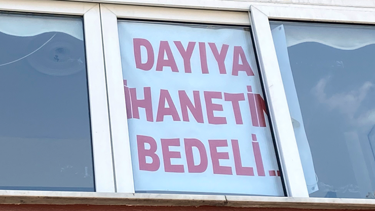 Büyükçekmece’de evin camında şaşırtan pankart