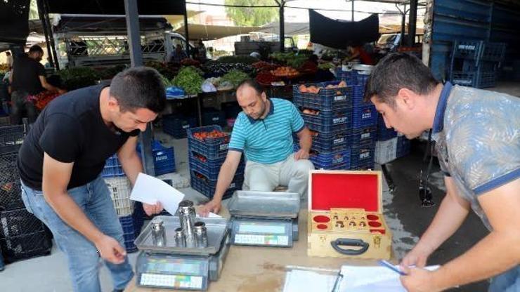 Akdeniz zabıtası, semt pazarlarında tartı kontrolü yaptı