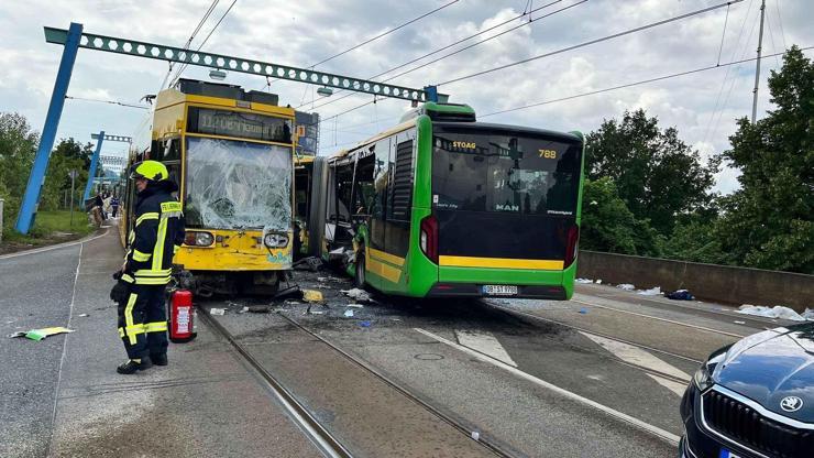 Almanyada otobüsle tramvay çarpıştı