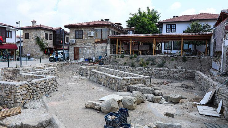 Yıkılan kaçak yapıların altından tarih çıktı