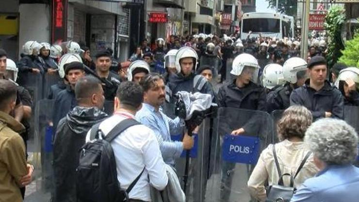 Kadıköyde izinsiz yürüyüşe polis müdahalesi: 70 gözaltı