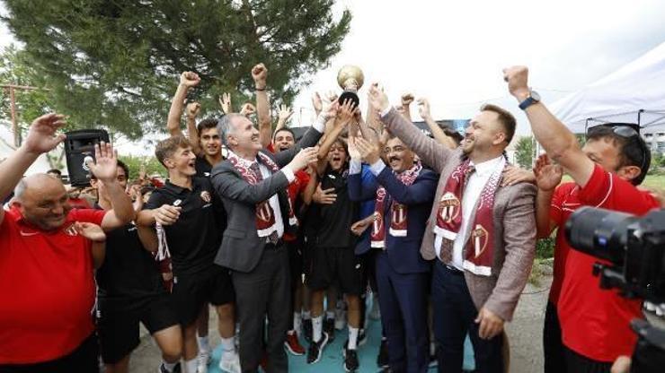 Türkiye Şampiyonu İnegölspor U15 Takımı törenle karşılandı