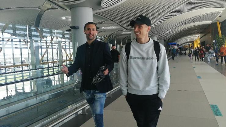 Jens Stryger Larsen ve Doğucan Haspolat imzaya geldi