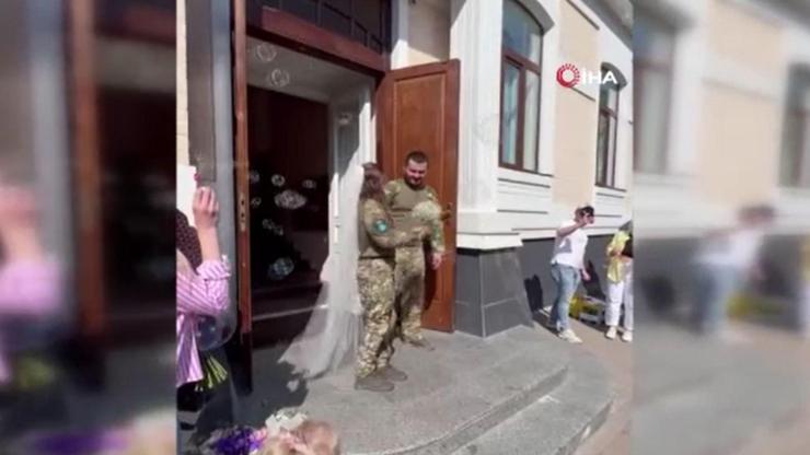 Ukrayna’da gelinlik ve damatlığın yerini askeri üniforma aldı
