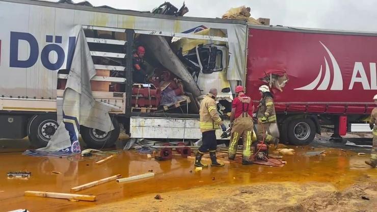 Son dakika... Kuzey Marmara Otoyolunda kaza: 2 TIR çarpıştı