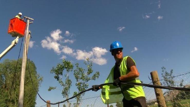 Enerji nakil hatlarını taşıyan ağaç direkler yerine beton direkler dikiliyor