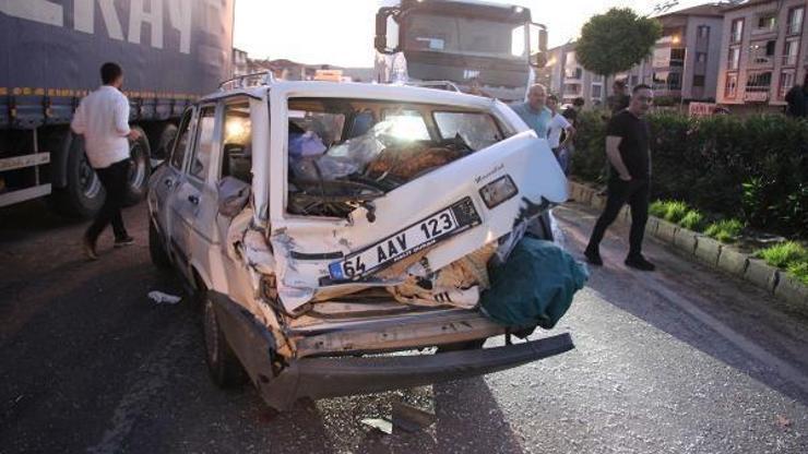 Kulada freni boşalan TIR, kırmızı ışıkta bekleyen otomobile çarptı: 4 yaralı