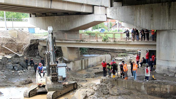 Selde kaybolan iş makinesi operatörünü 105 kişilik ekip arıyor