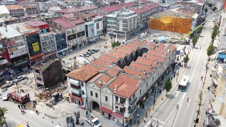 Tarihi Taşhanın etrafındaki yapılar kaldırılıyor