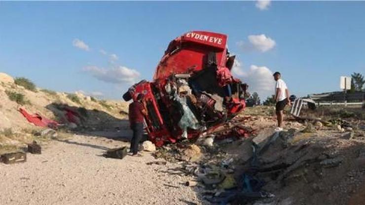 Mersinde feci kaza 4 kişi hayatını kaybetti